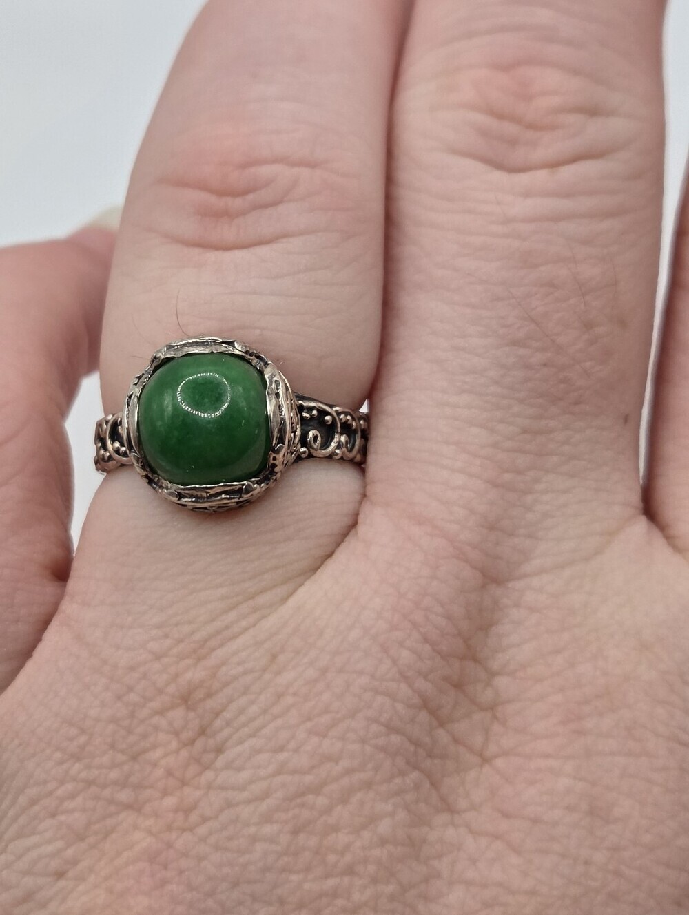 Vintage 925 Sterling Silver Burmese Green Jade Ring Size 8 Scrollwork Band - Picture 5 of 9